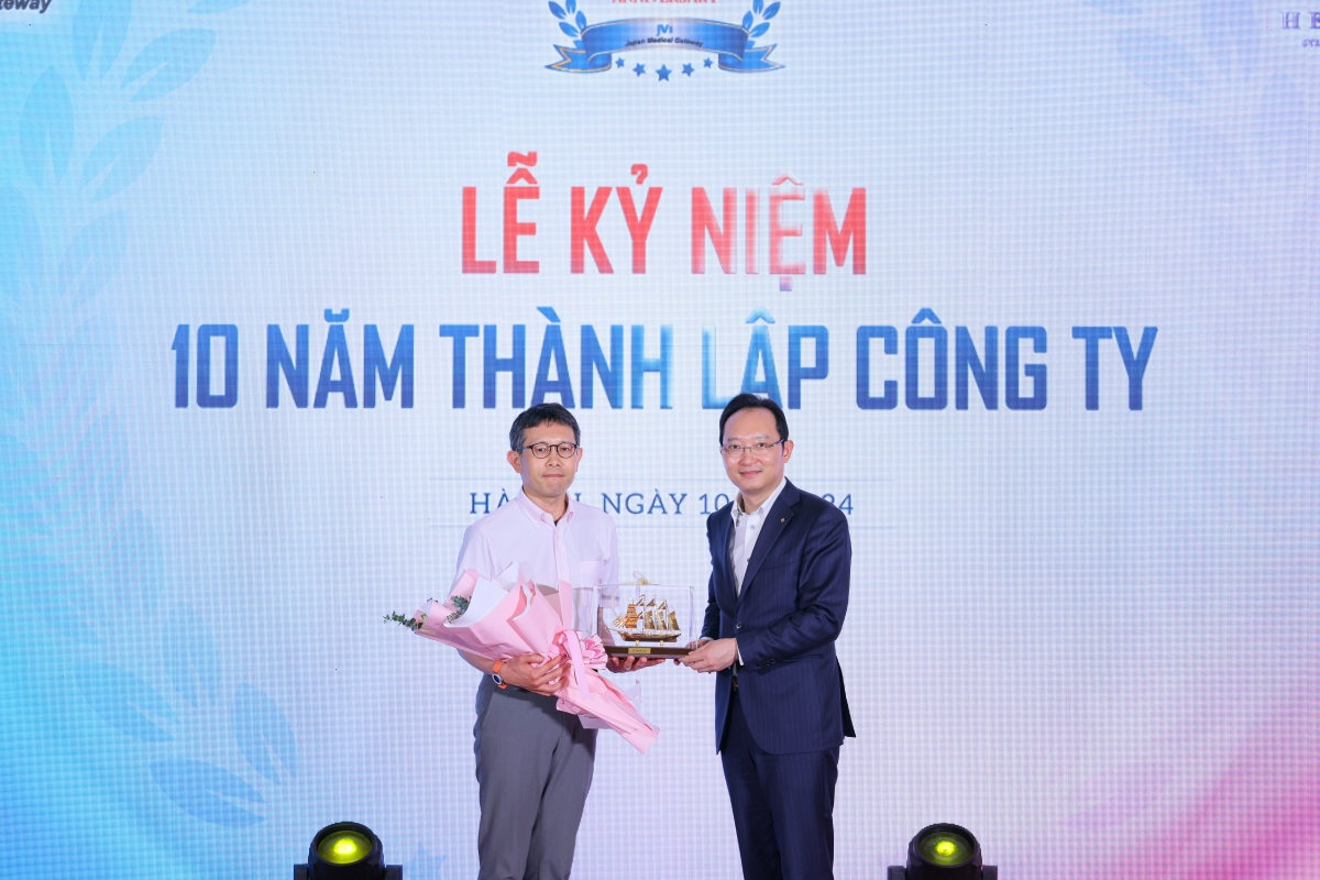 ĐẠI DIỆN BV NCGM GỬI LỜI CHÚC MỪNG TỚI JVI NHÂN DỊP KỶ NIỆM 10 NĂM THÀNH LẬP